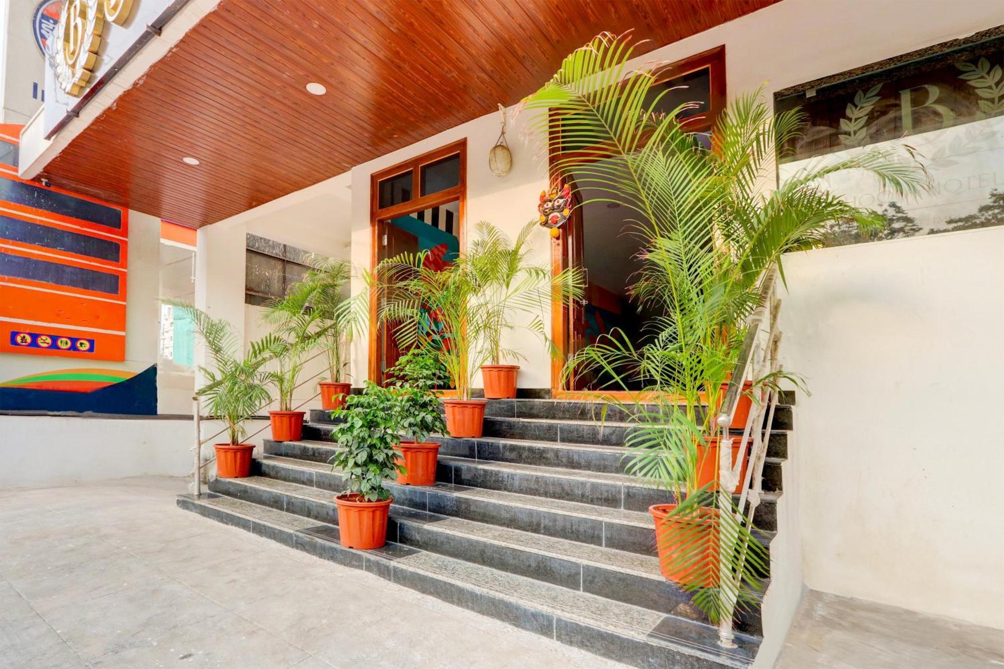 Townhouse Oak Bhooja Hotel