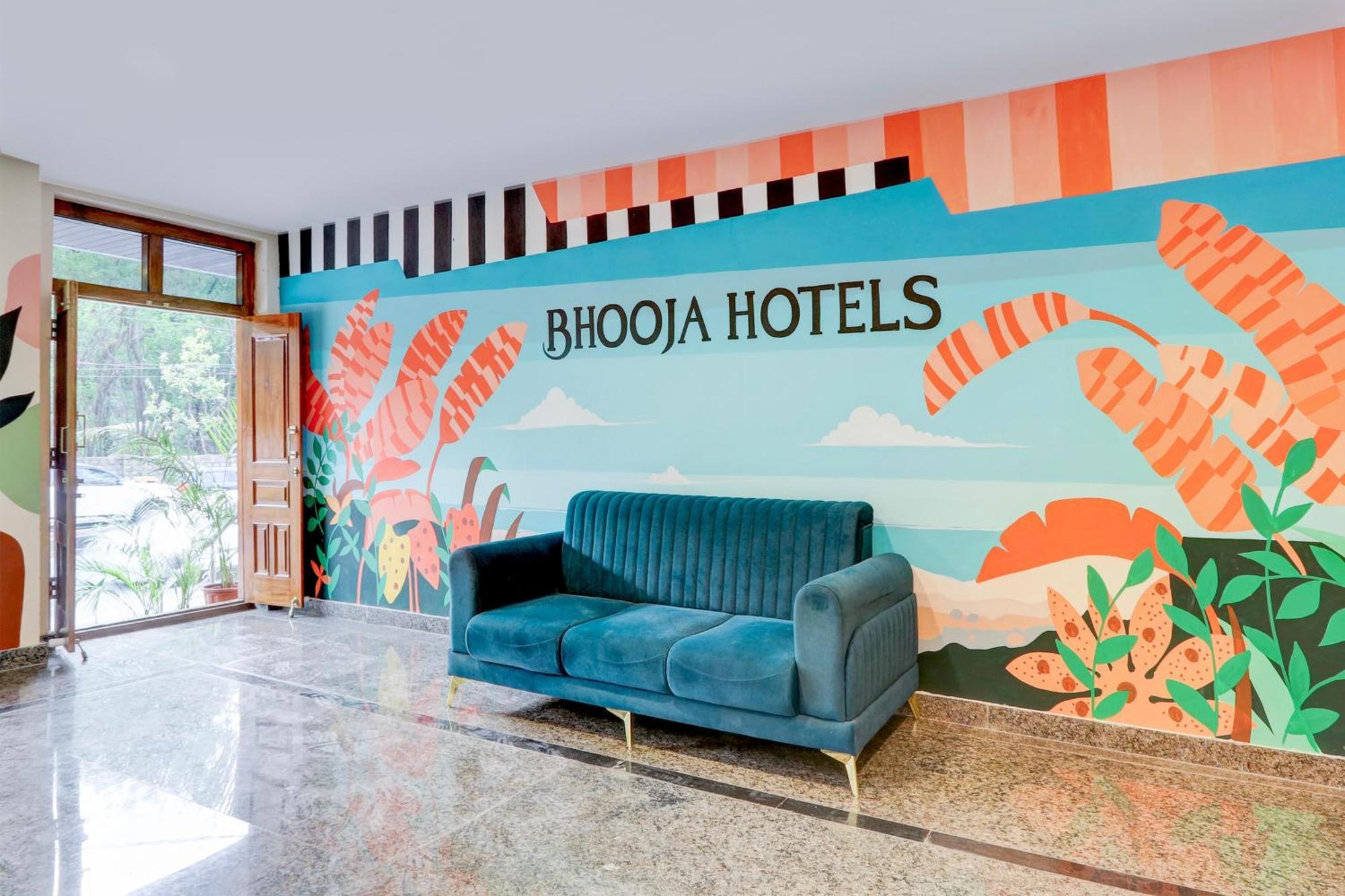 Townhouse Oak Bhooja Hotel