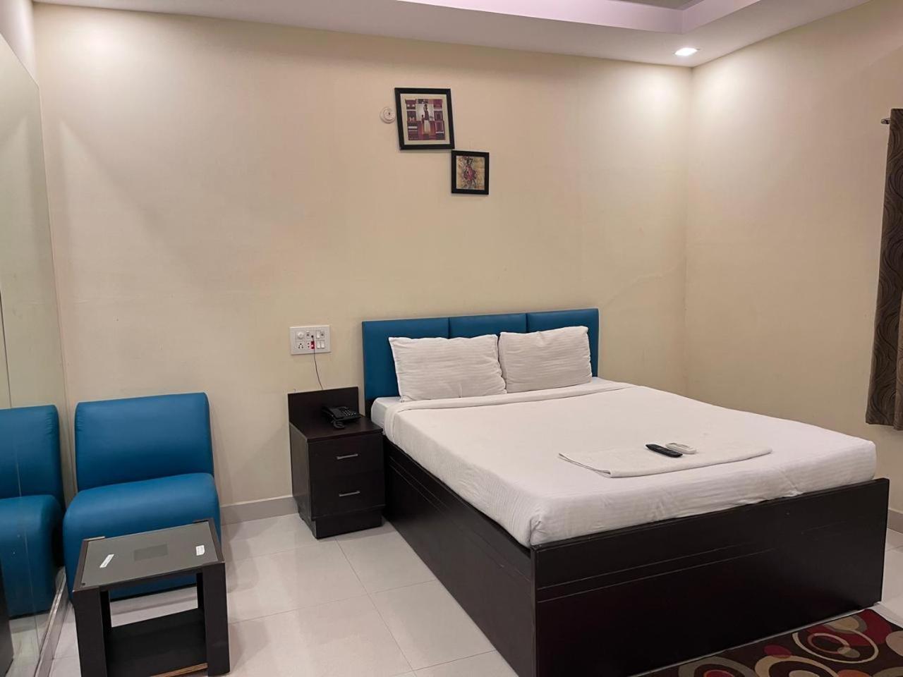 Siri Tals Hitech 2* Hyderabad