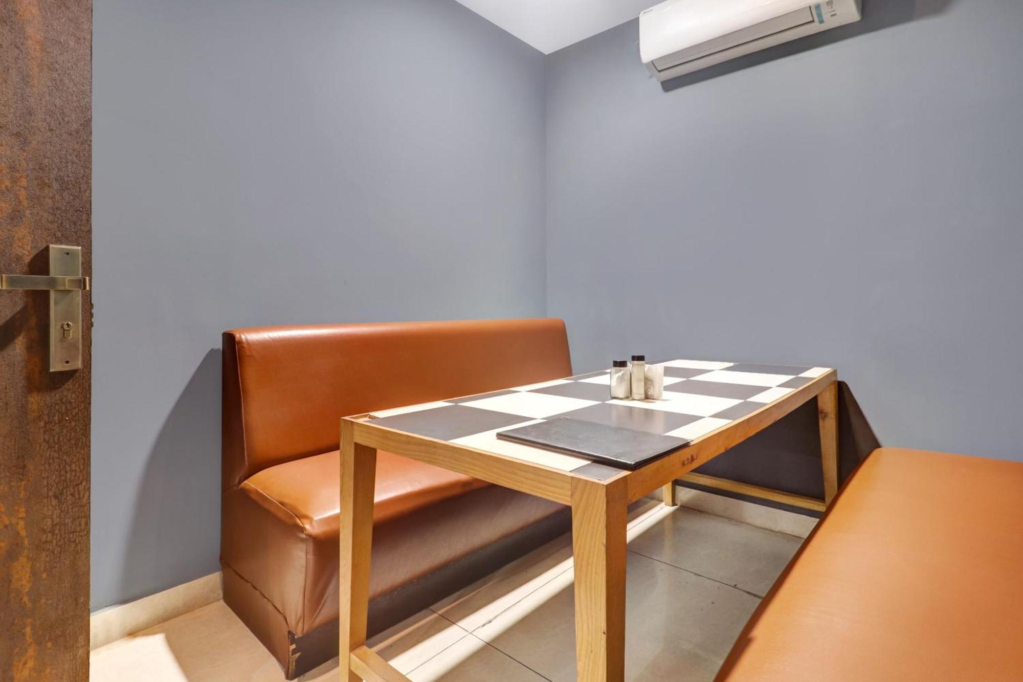 Townhouse Oak De Alphabet Bolarum Hotel 4*