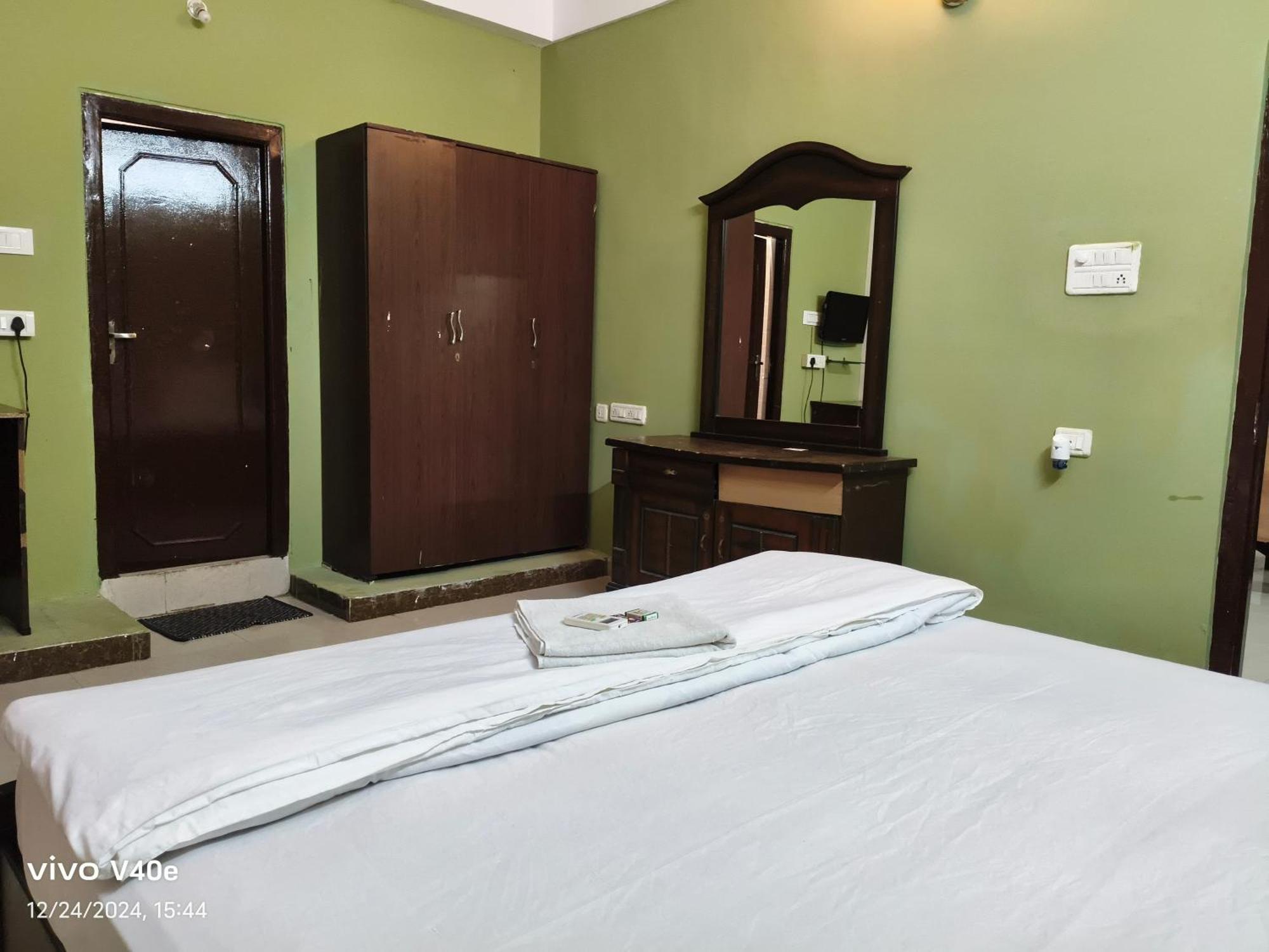 Hill Street Service Homestay *