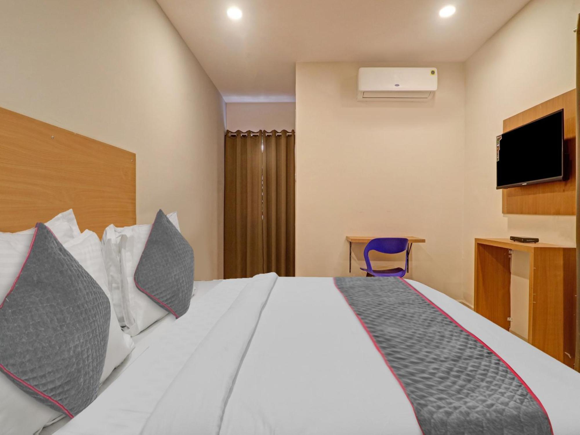 Super Townhouse White Ridge Kphb Opp Jntu Hotel 4*