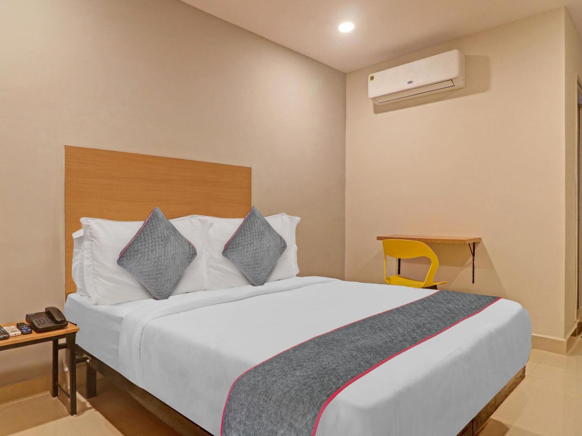 Super Townhouse White Ridge Kphb Opp Jntu Hotel 4*