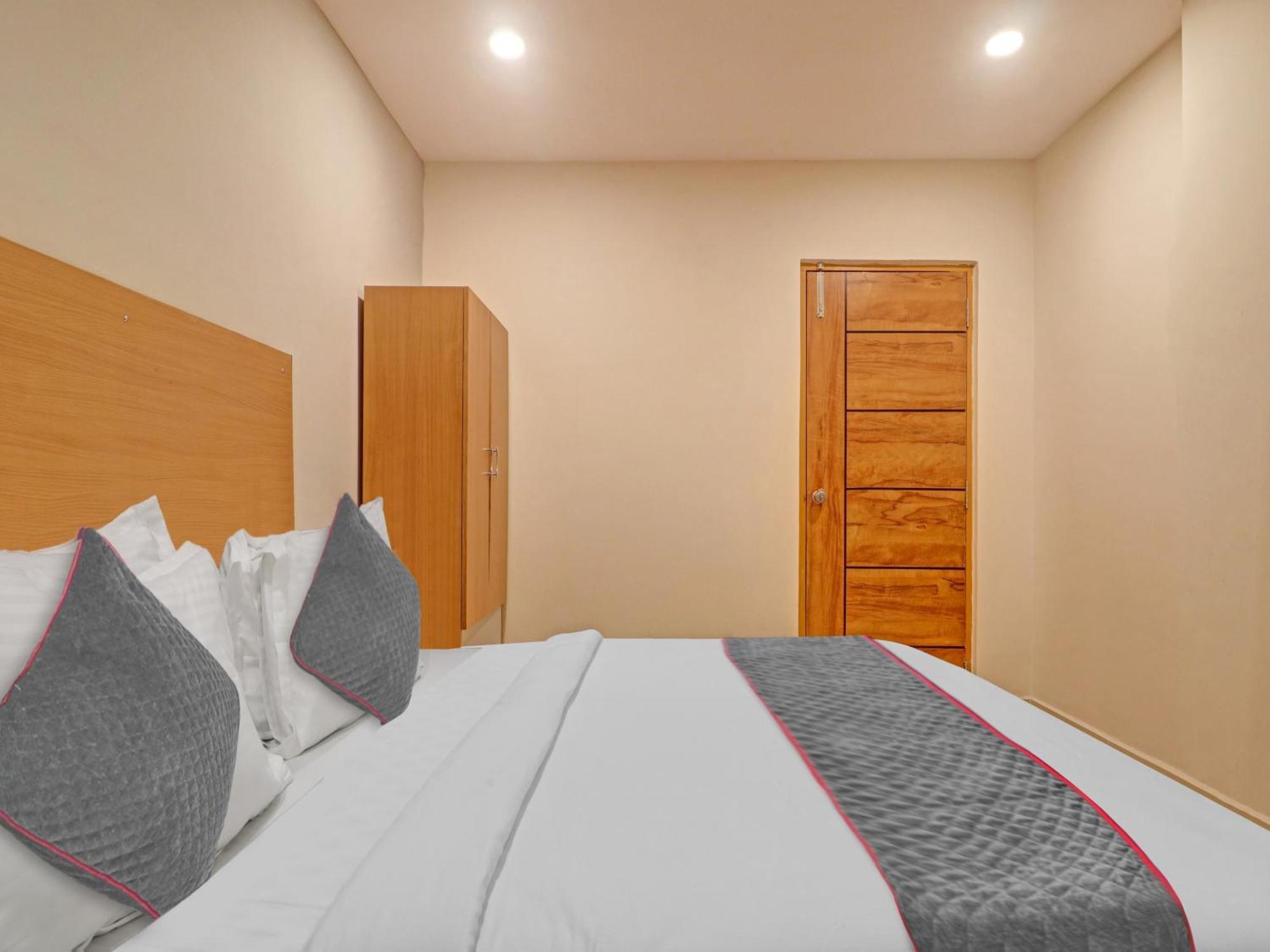 Hotel Super Townhouse White Ridge Kphb Opp Jntu 4*