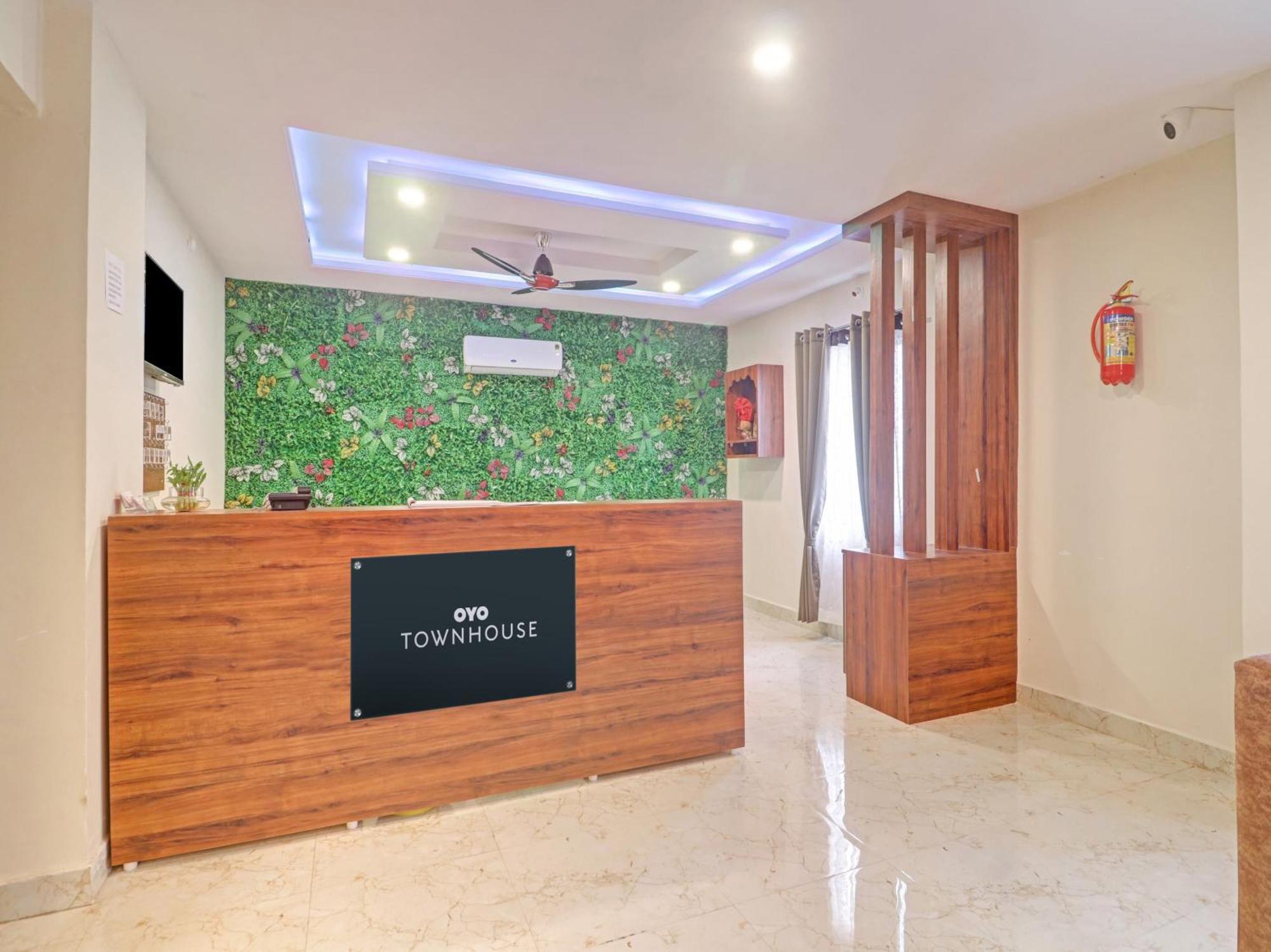 Super Townhouse White Ridge Kphb Opp Jntu Hotel