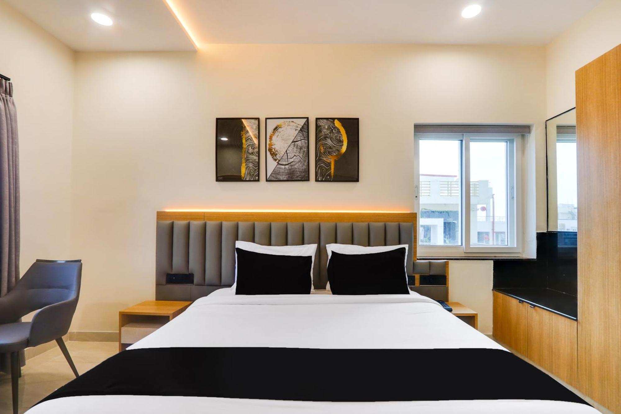 Townhouse Oak Indigo Business Hotel