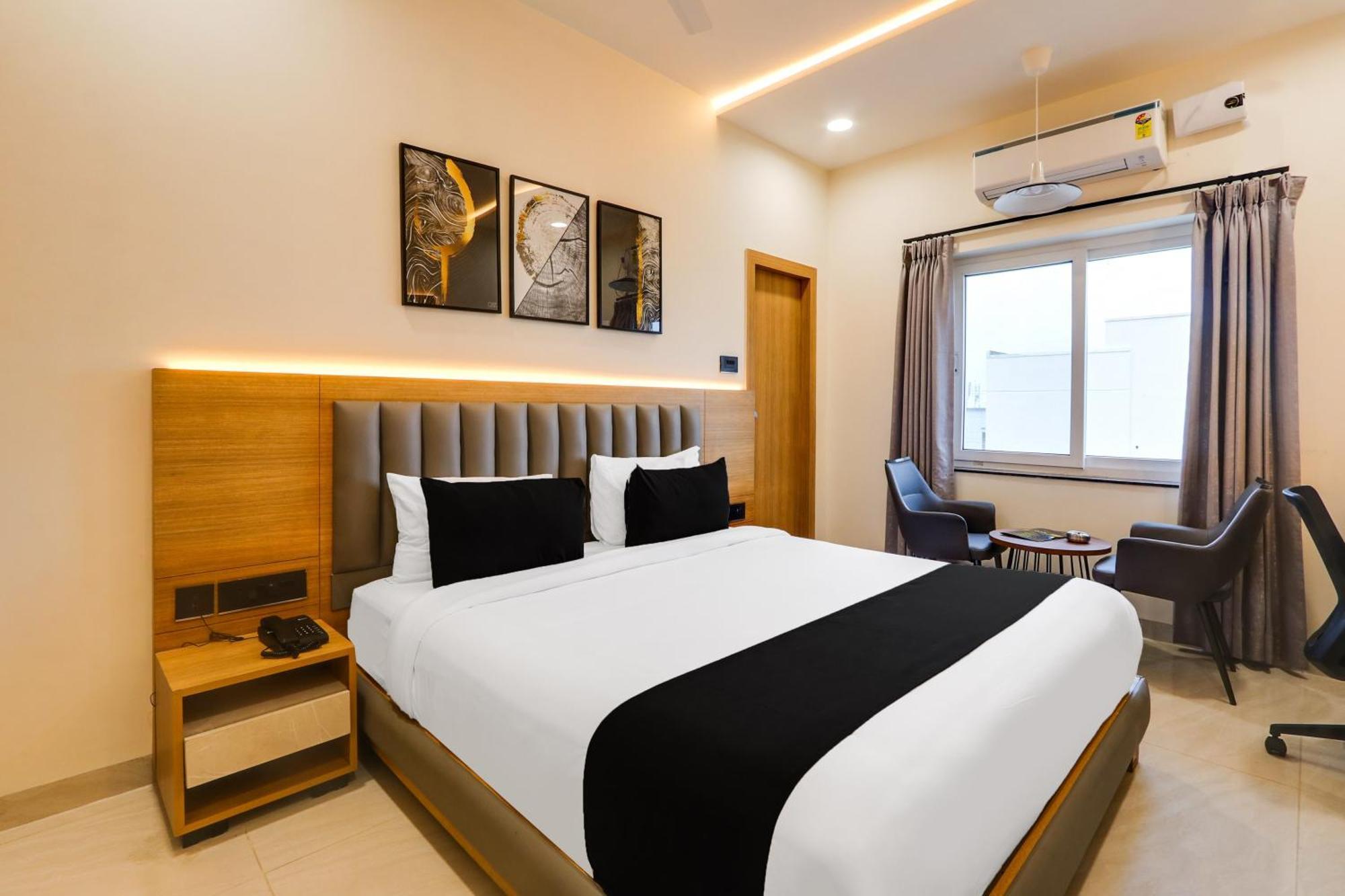 Townhouse Oak Indigo Business Hotel