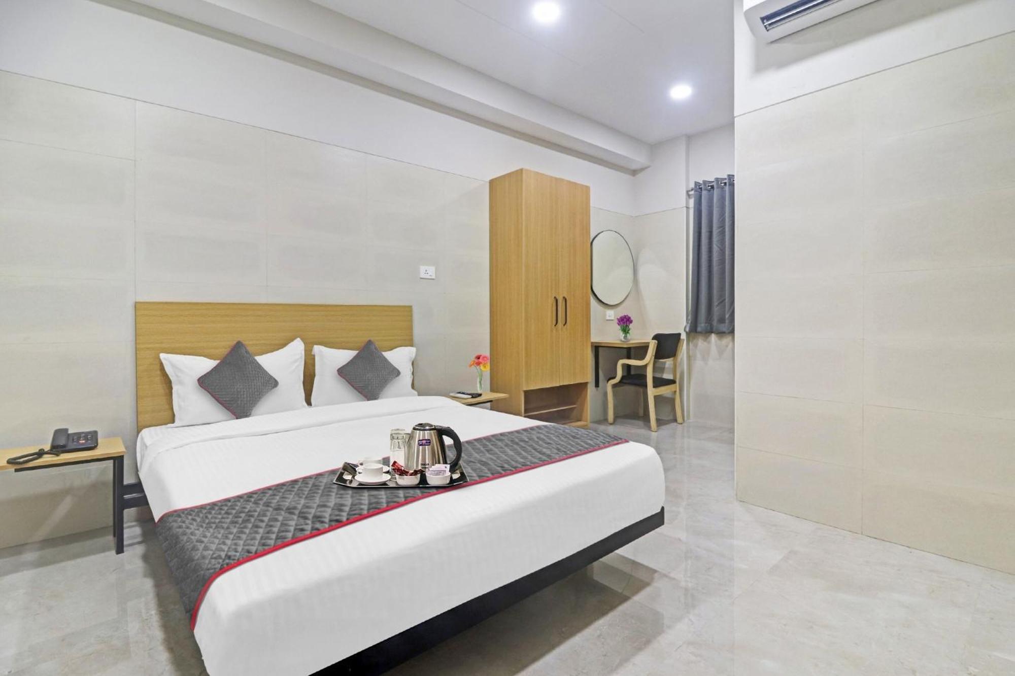 Super Townhouse Ameerpet 4*
