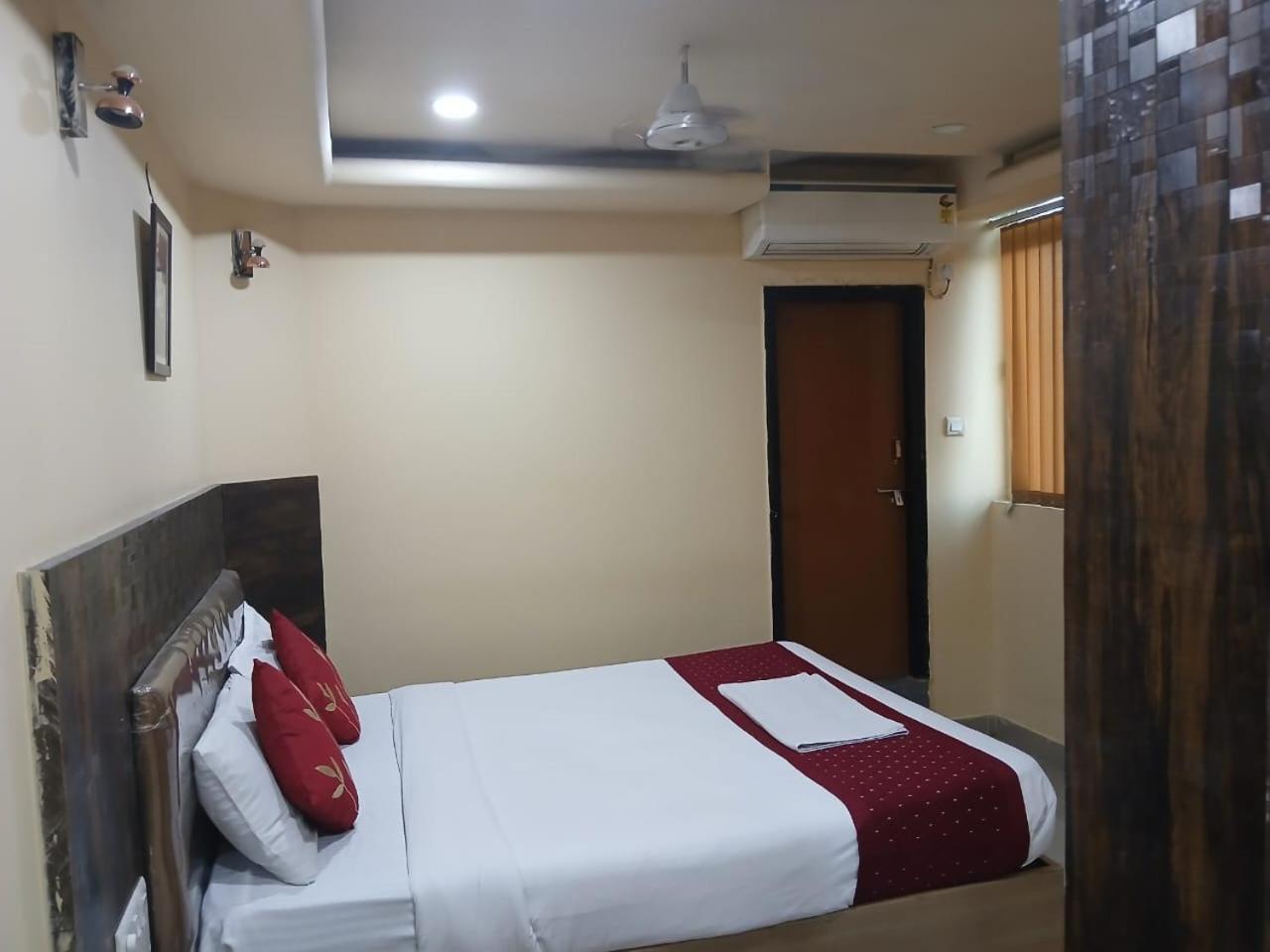 Hotel Blossoms Rr