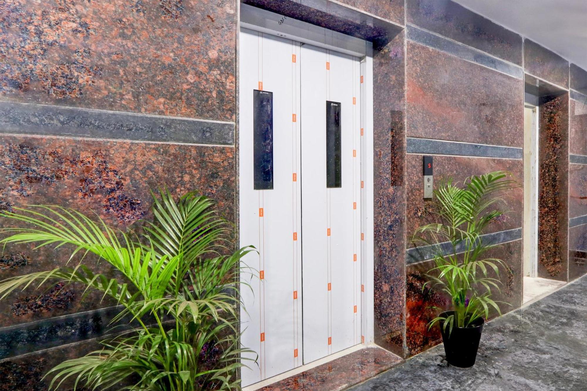 Super Townhouse Kukatpally Formerly Sv Royal Hotel