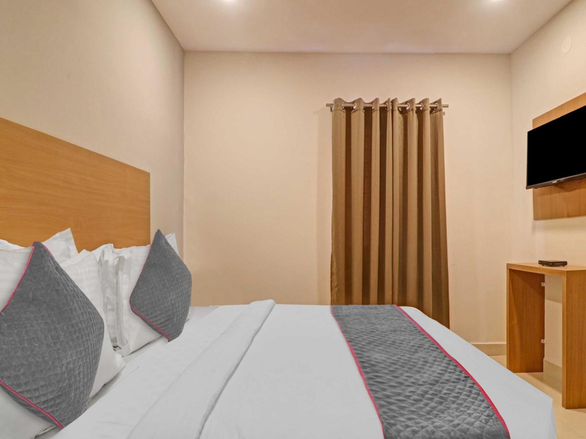 Super Townhouse White Ridge Kphb Opp Jntu Hotel