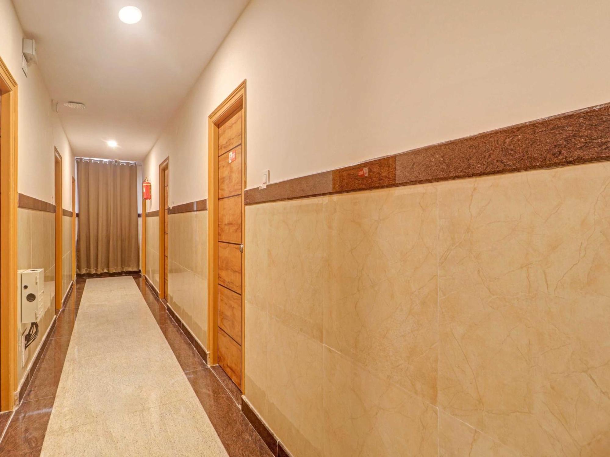 Hotel Super Townhouse White Ridge Kphb Opp Jntu
