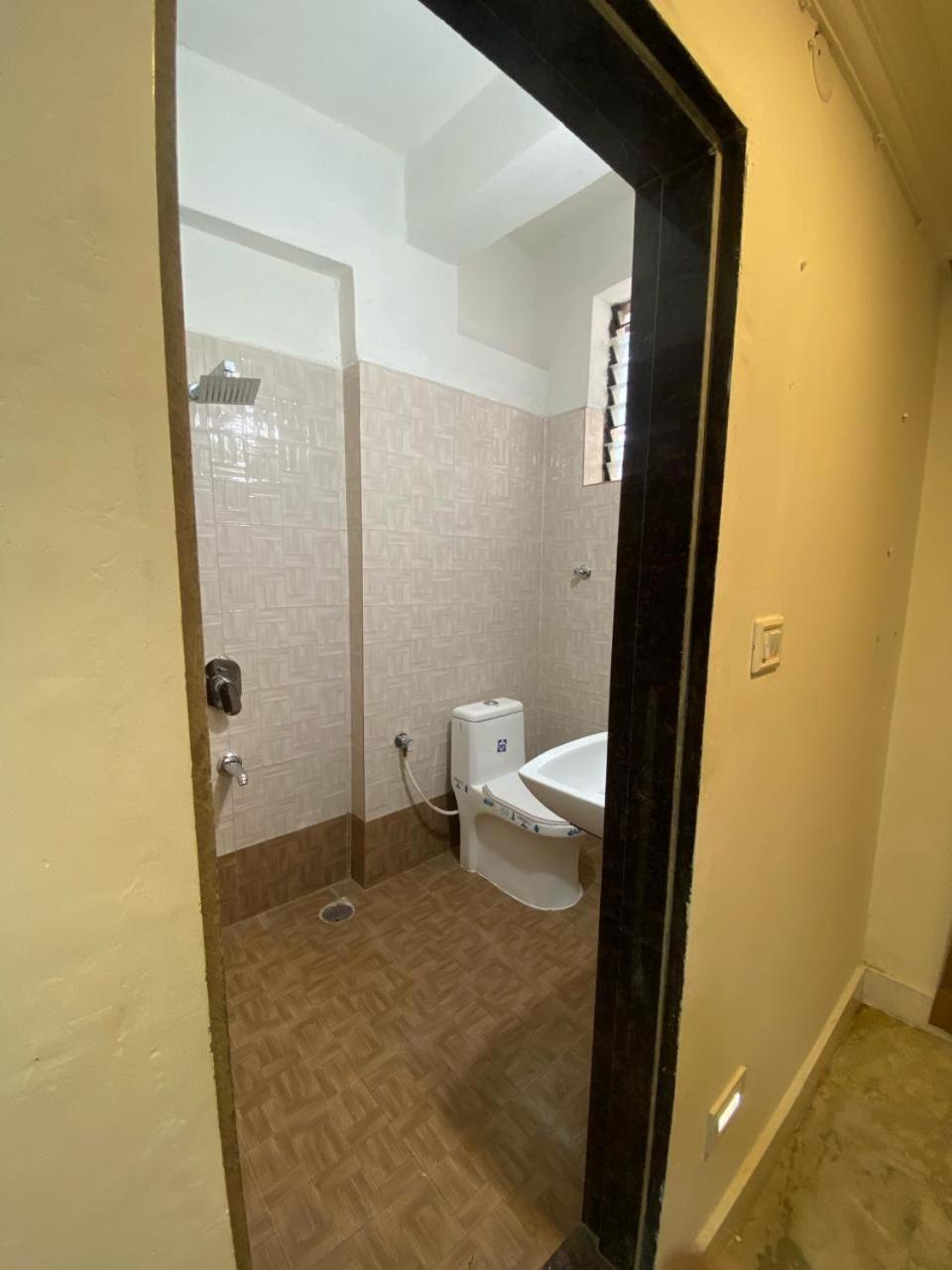 Hotel Blossoms Rooms- Beside Care Hospital- Banjara Hills Hyderabad