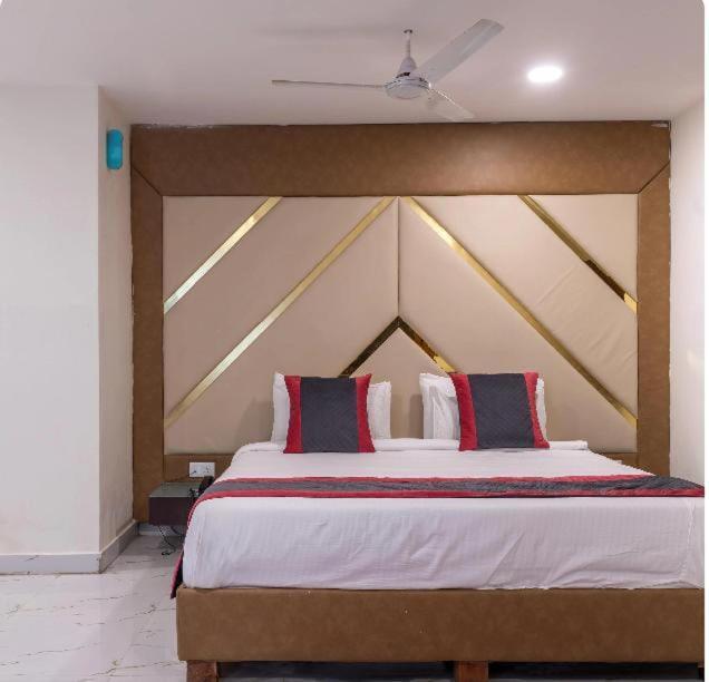Blossoms M Hotel- Free Early Check In- Opp Hitex Charminar Arch Hotel