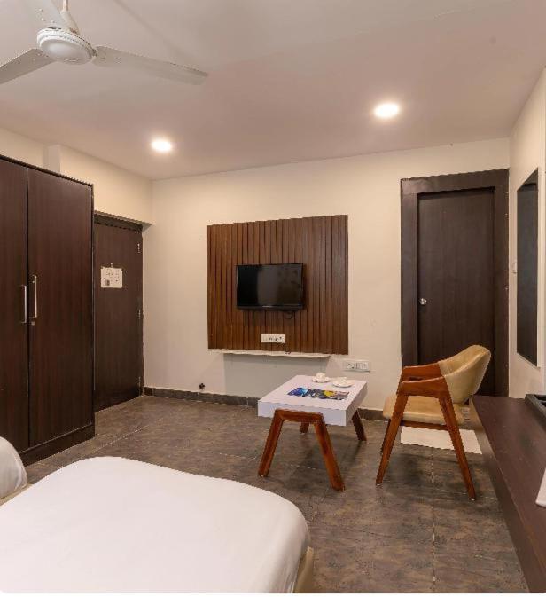 Blossoms M Hotel- Free Early Check In- Opp Hitex Charminar Arch 3*
