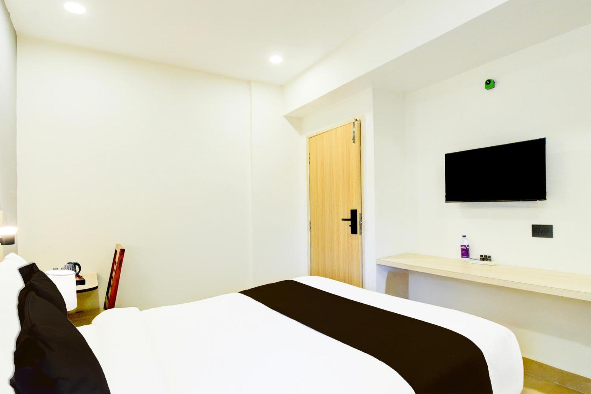 Super Townhouse Aarav Business Hotel 4*