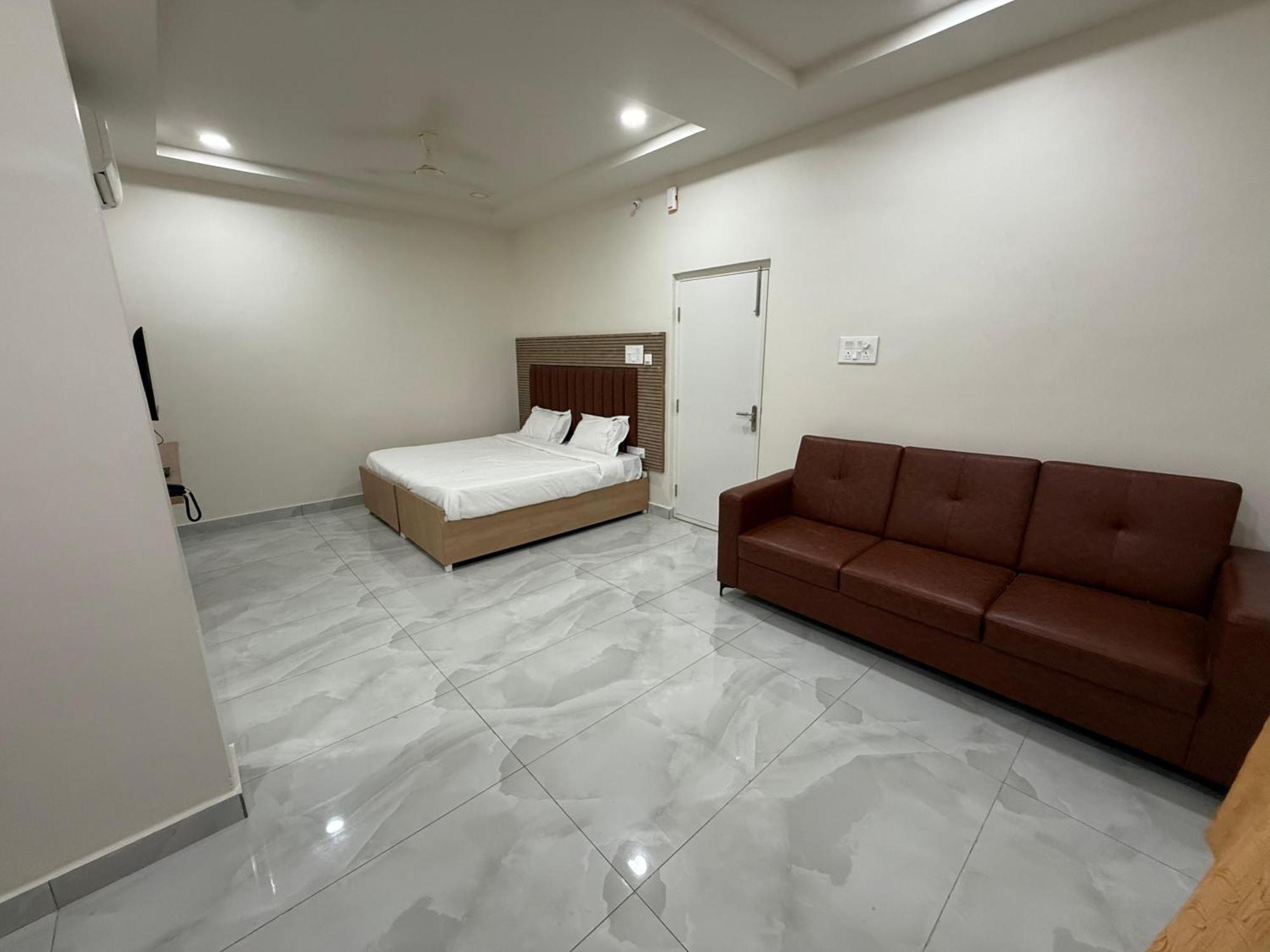 Vaarahi Chanda Nagar, Near Hitech 3*
