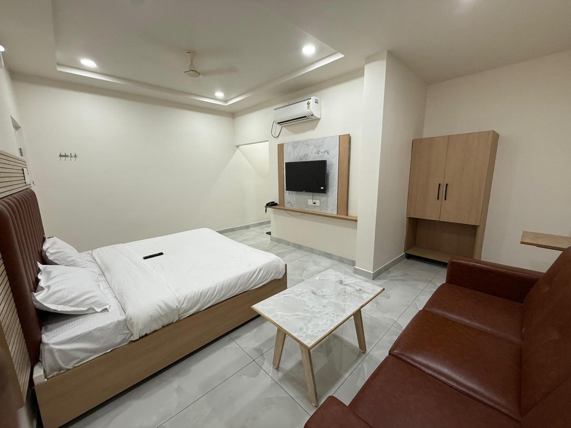 Vaarahi Chanda Nagar, Near Hitech 3*