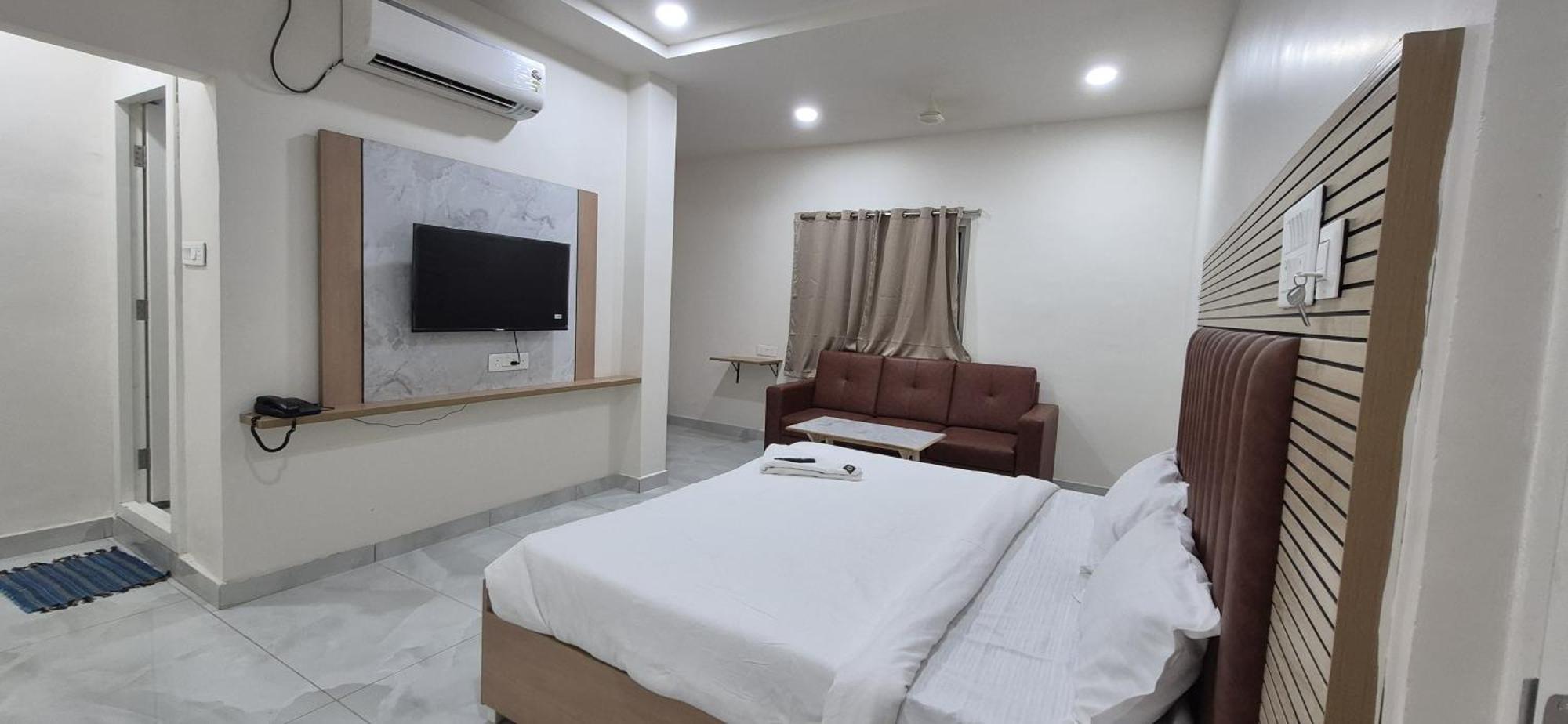 Hotel Vaarahi Chanda Nagar, Near Hitech 3*