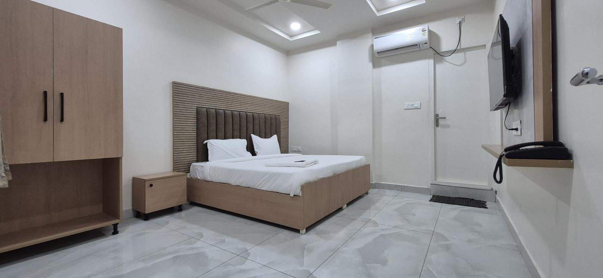 Hotel Vaarahi Chanda Nagar, Near Hitech