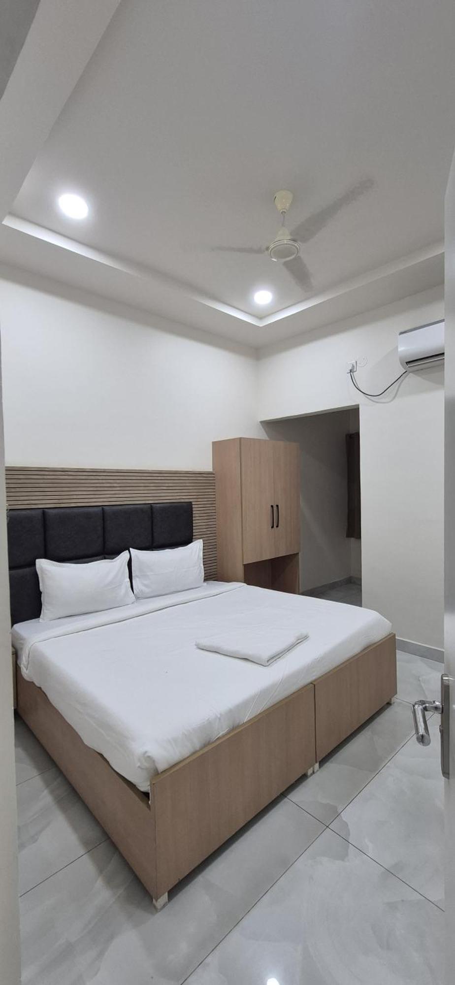 Hotel Vaarahi Chanda Nagar, Near Hitech 3*