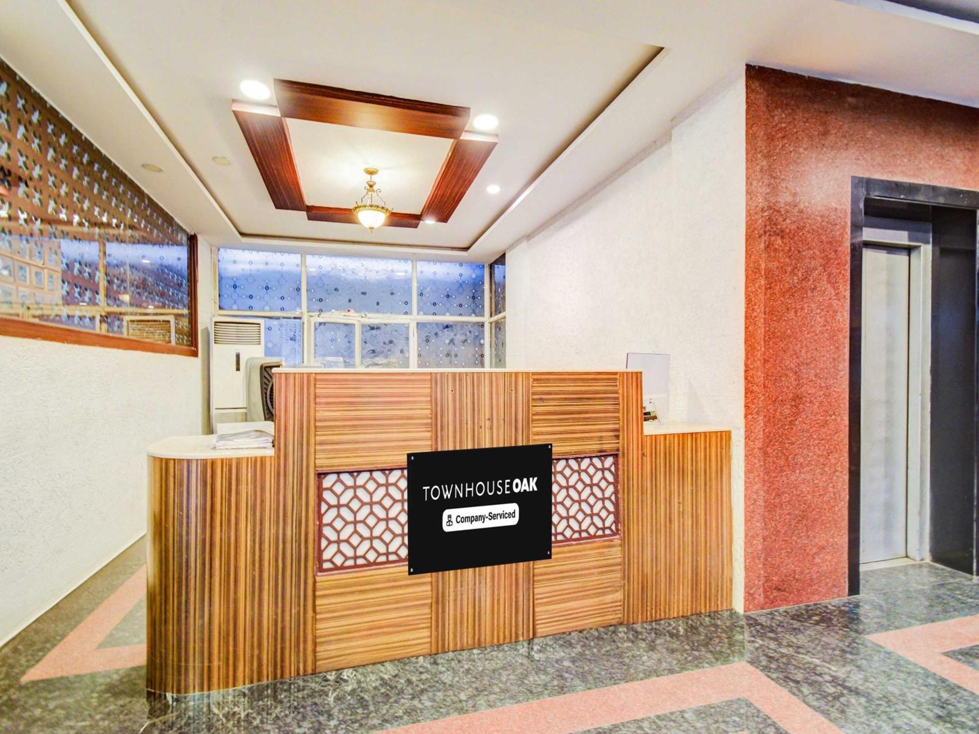 Townhouse Oak Red Hills Lakdikapul Hotel