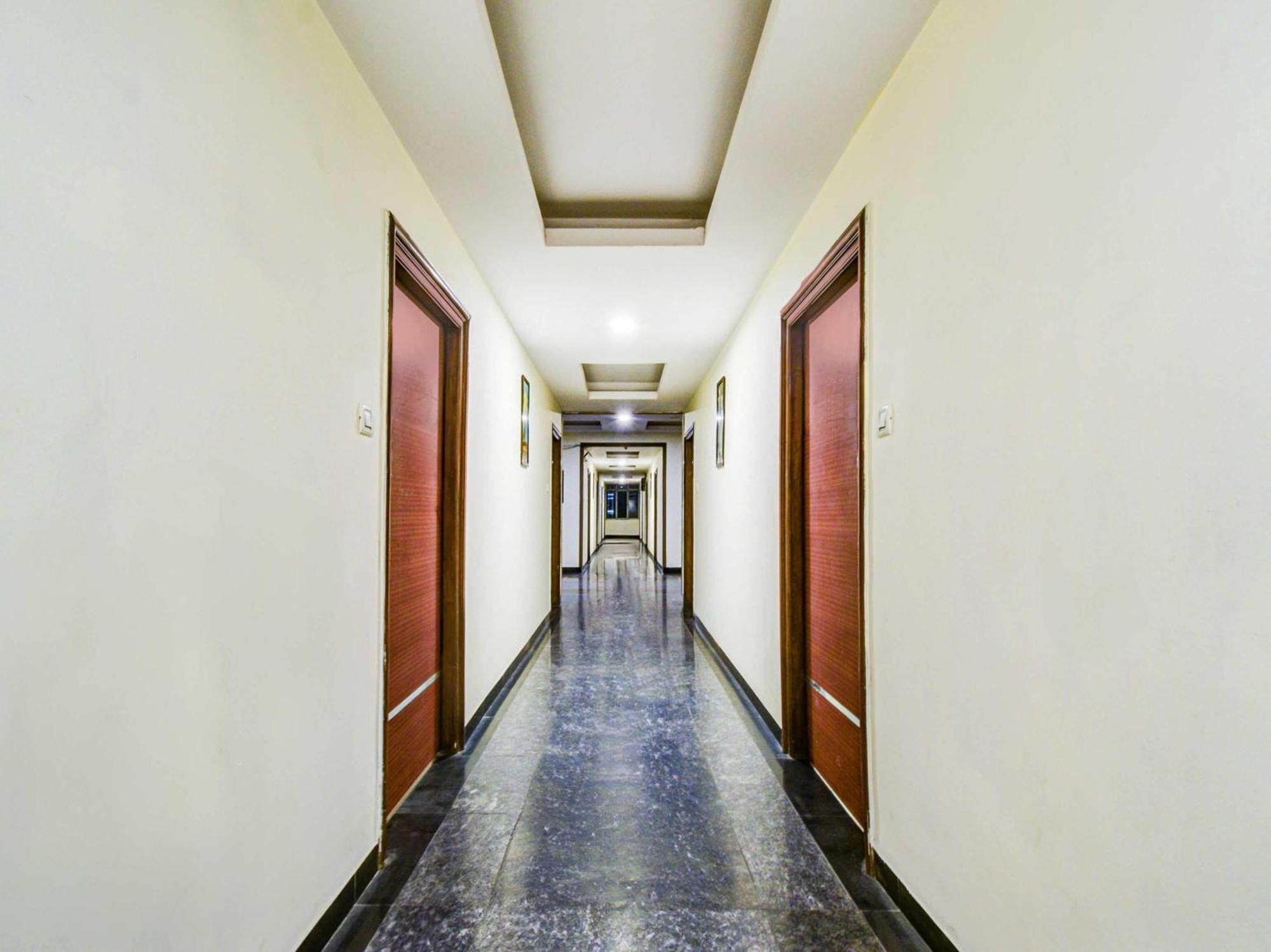 Hotel Townhouse Oak Red Hills Lakdikapul