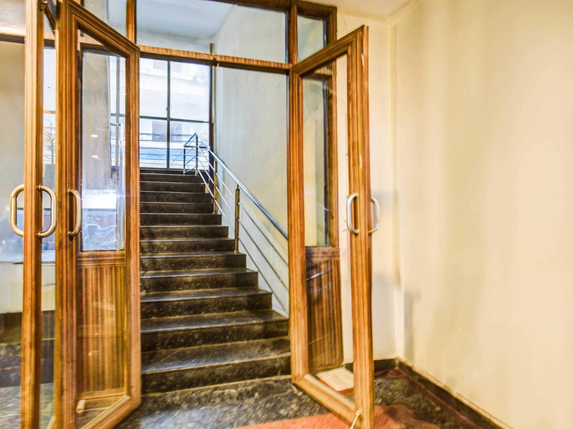 Hotel Townhouse Oak Red Hills Lakdikapul 4*