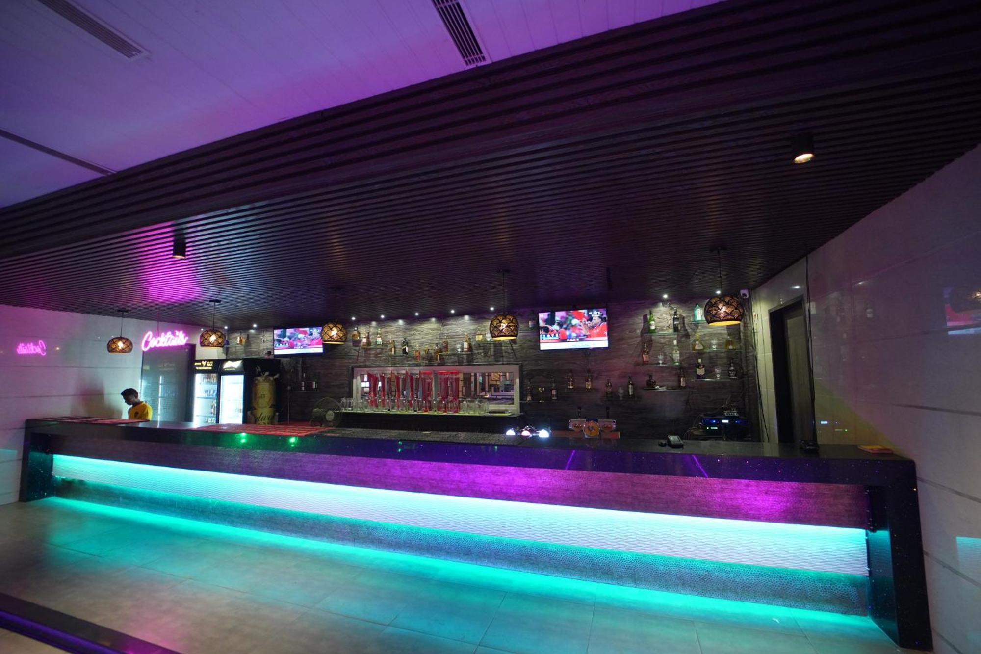 Occassia Bliss - Premium With Rooftop Restaurant & Bar In Miyapur Hotel Lingampalli