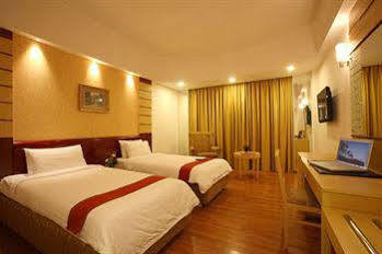 Hotel Fabexpress Tourist Plaza 3*