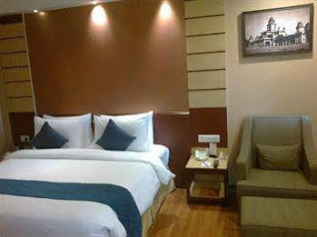 Hotel Fabexpress Tourist Plaza 3*