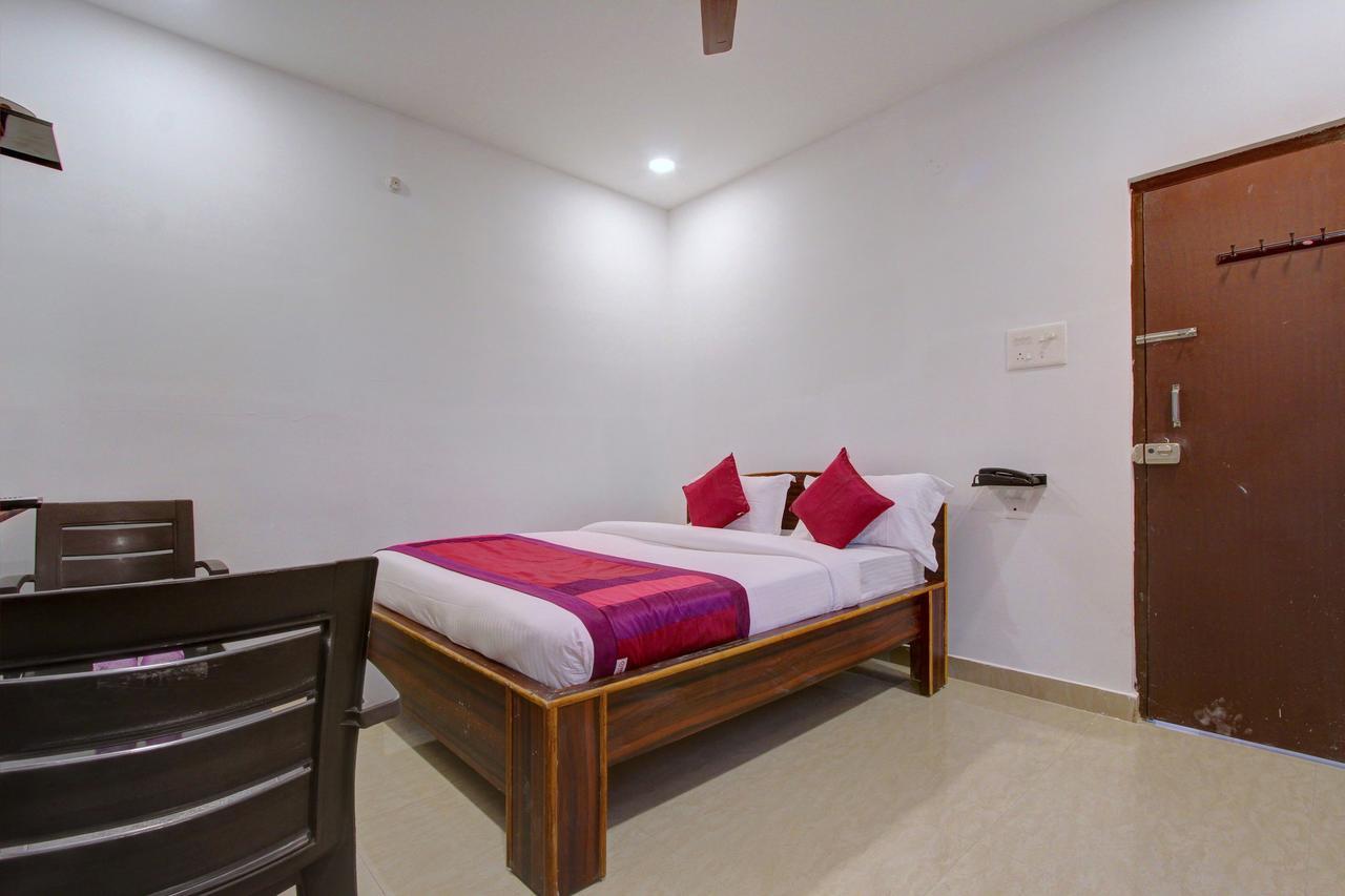 Hotel Oyo 11670 Vishnu Priya Residency 3*