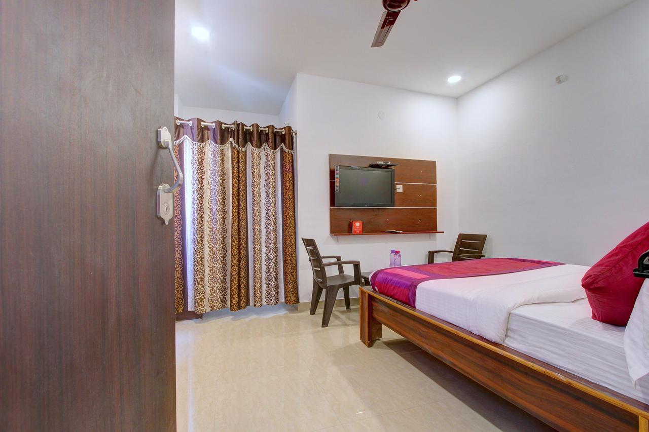 Oyo 11670 Vishnu Priya Residency 3* Hyderabad