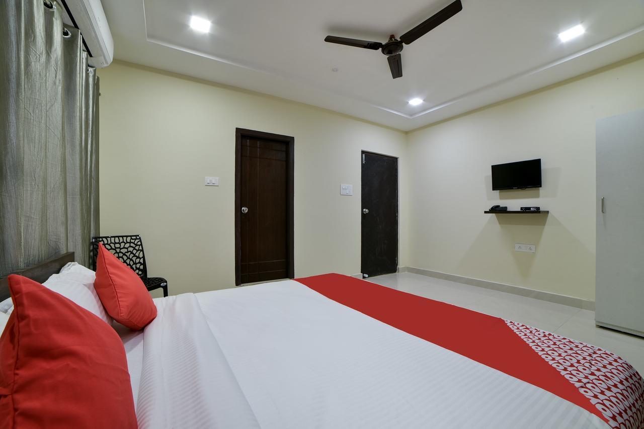 Oyo 16606 Iconic Living Hotel