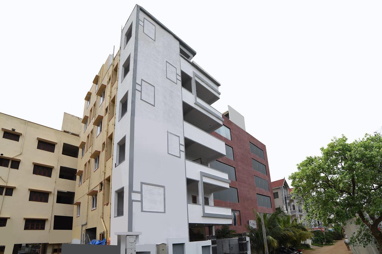 Hotel Oyo 16606 Iconic Living 3*