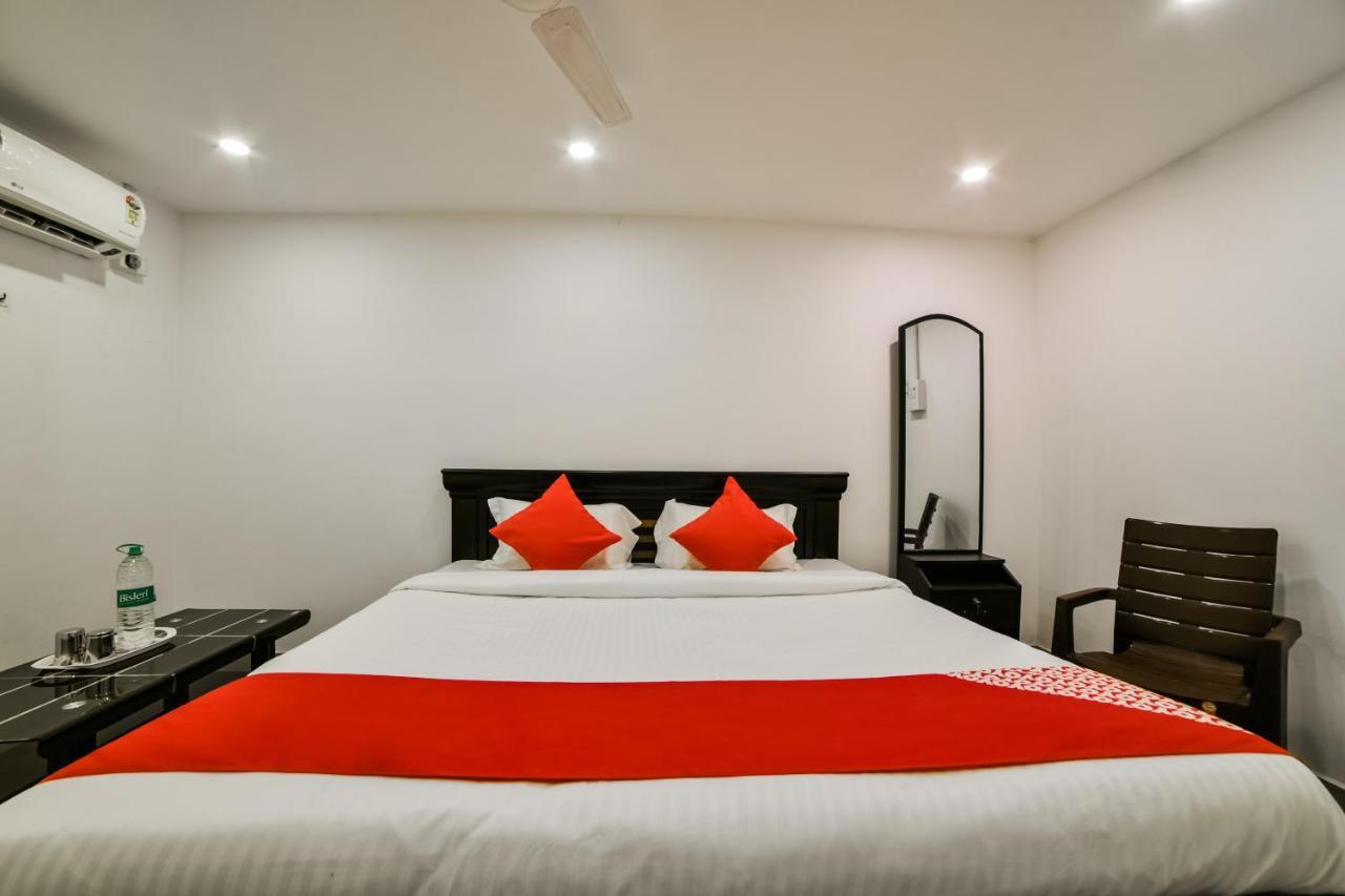 Oyo 13251 Three Castles Deluxe Hotel Hyderabad