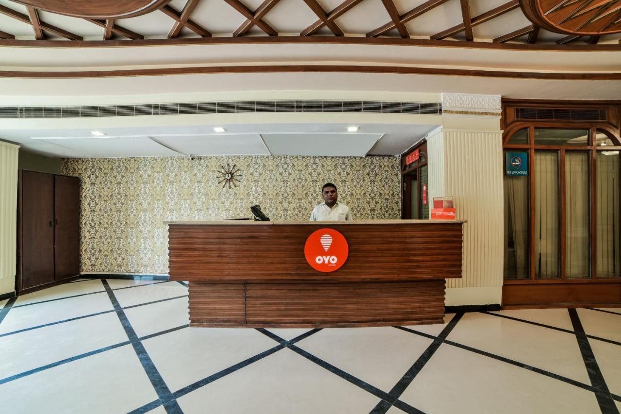 Oyo 16061 Holly Hock Hotel