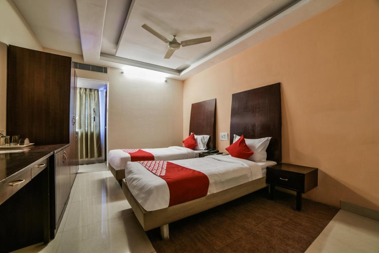 Oyo 16061 Holly Hock Hotel Hyderabad