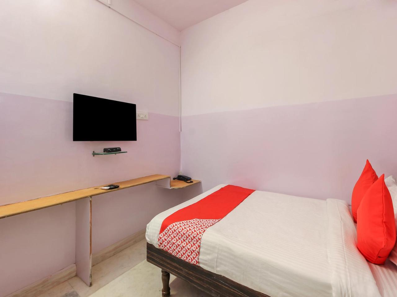 Oyo 22085 Raj Banjara White House Hotel 3*