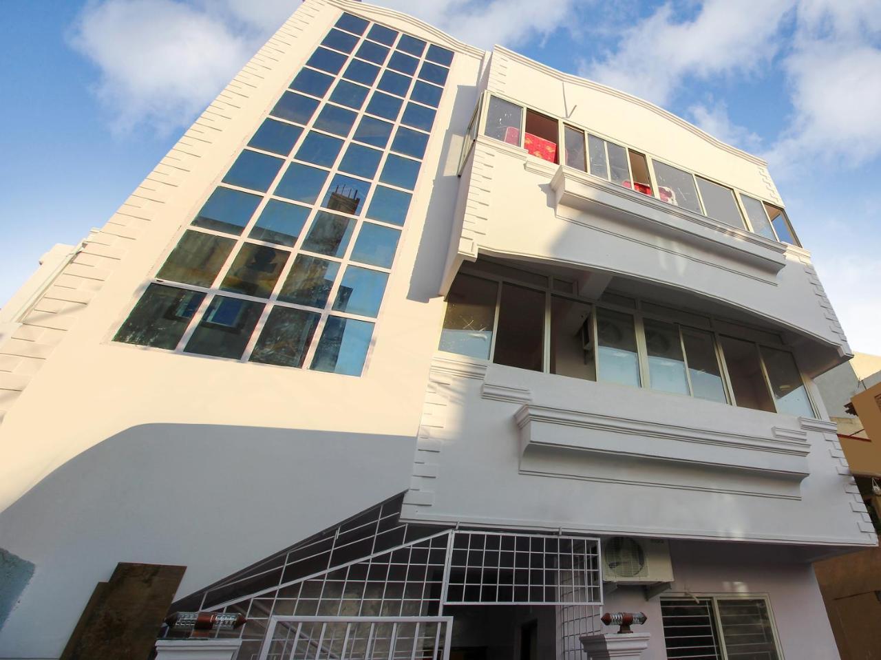 Oyo 22085 Raj Banjara White House 3*
