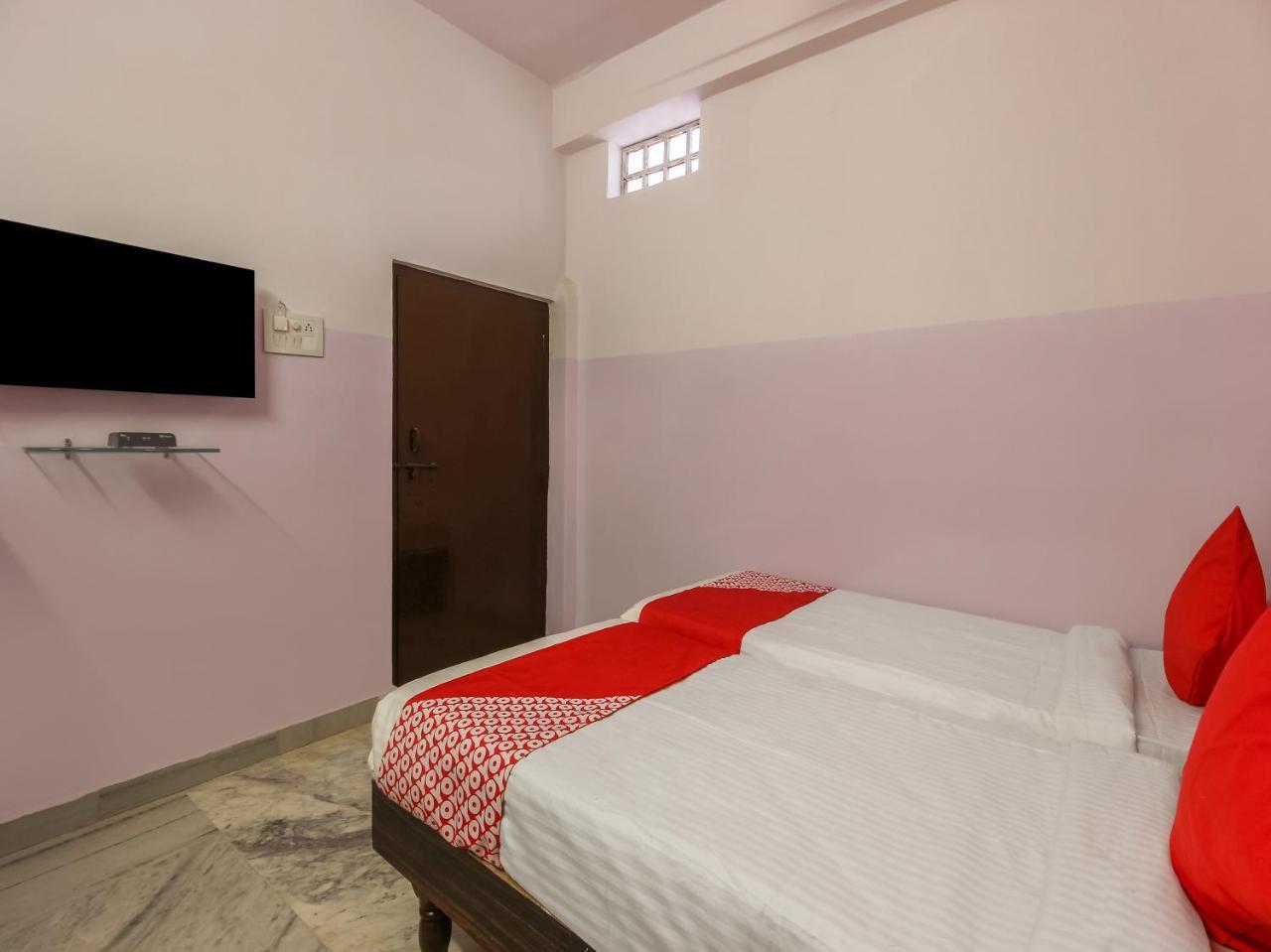 Oyo 22085 Raj Banjara White House