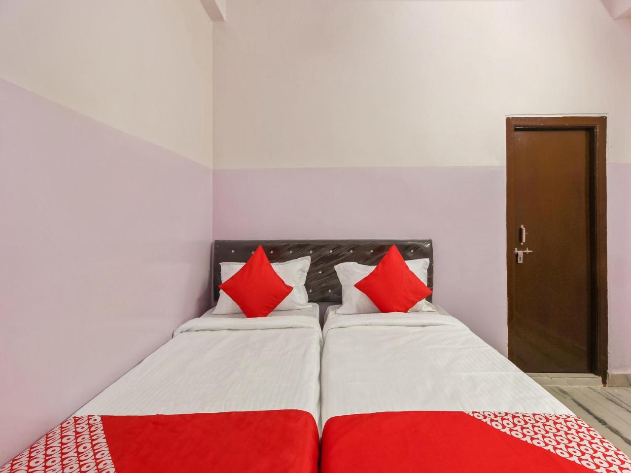 Oyo 22085 Raj Banjara White House