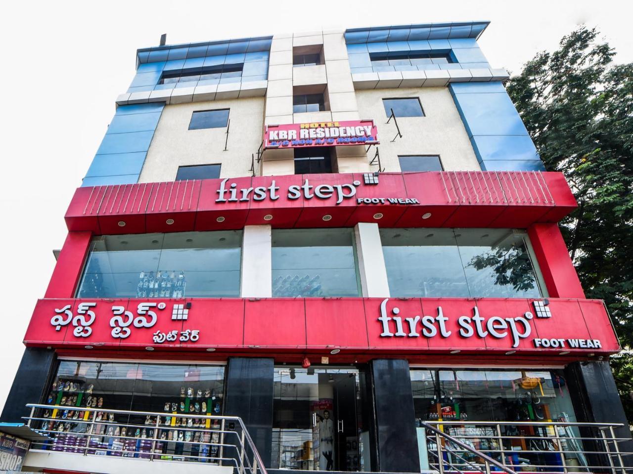 Oyo 15752 Kbr Residency 3*