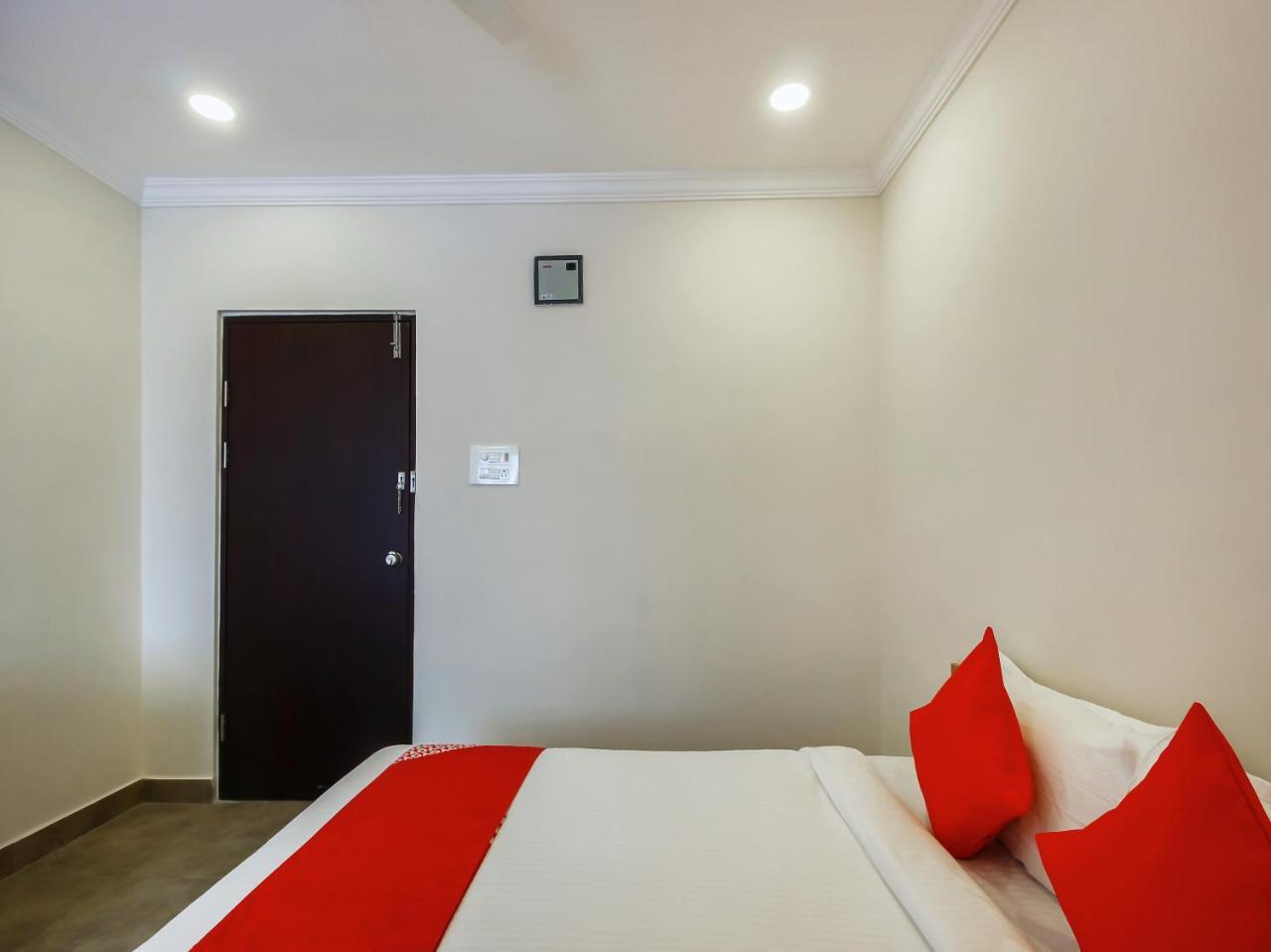 Oyo Flagship 13544 Sri Sai Nilayam Hotel 3*