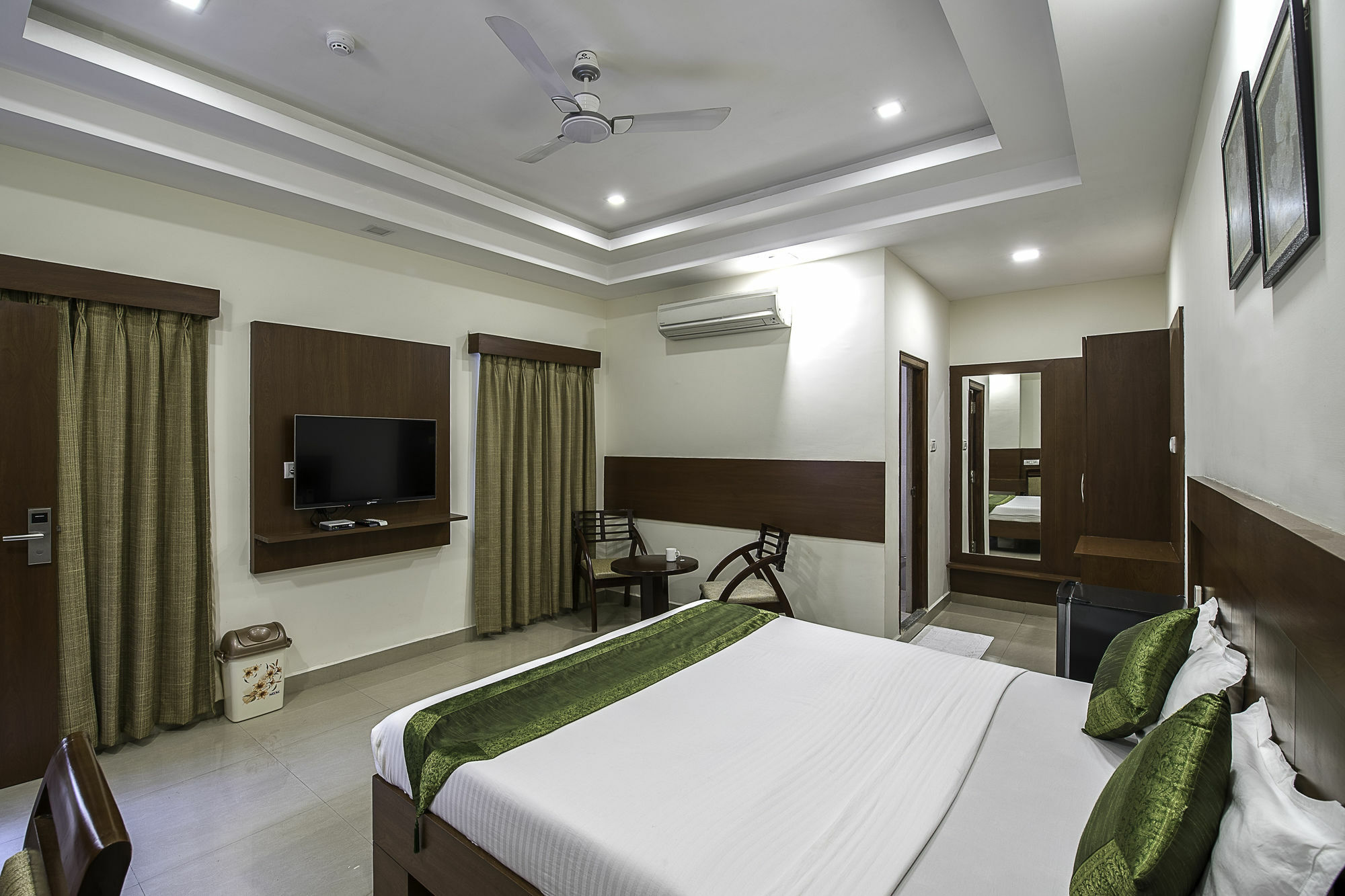 Treebo Trend Jp Plaza Nampally 3*