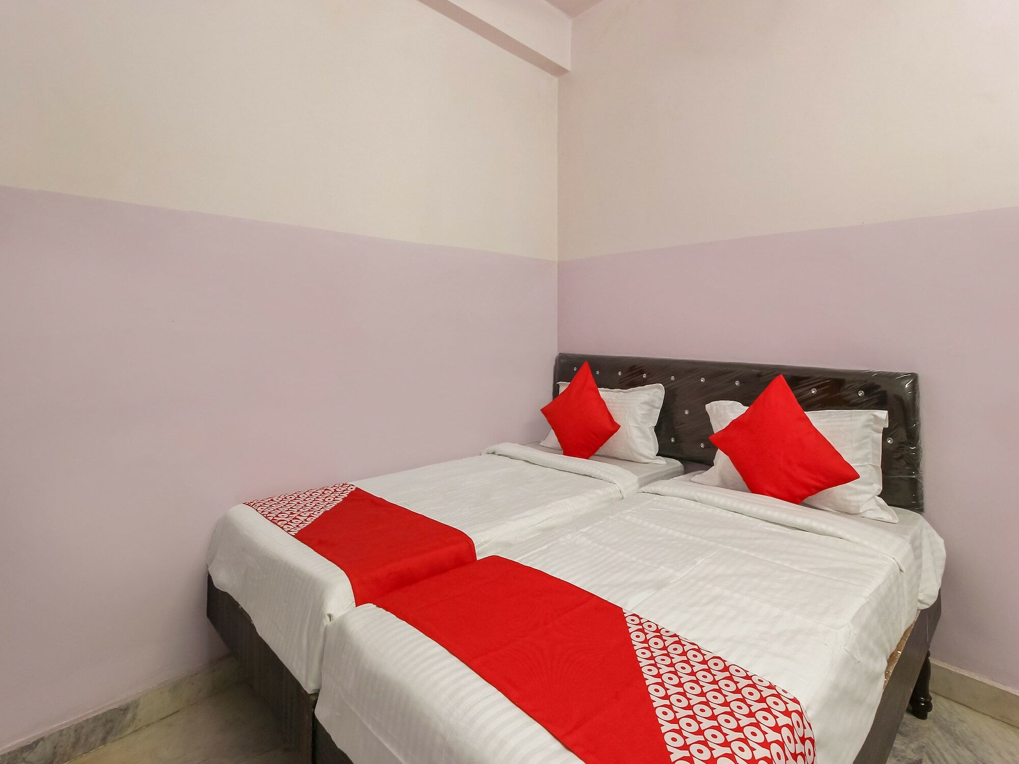 Oyo 22085 Raj Banjara White House 3*