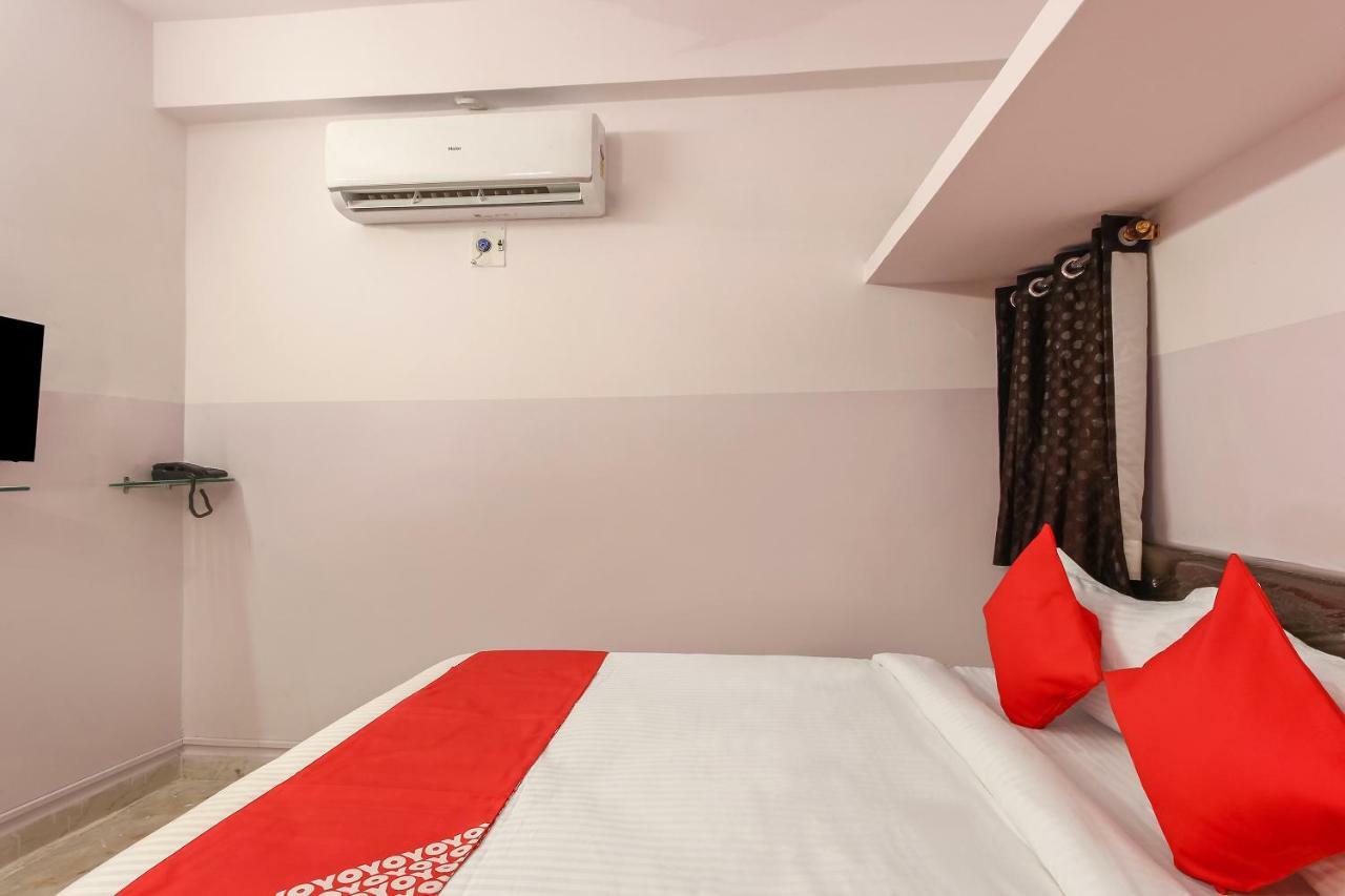 Hotel Oyo 22085 Raj Banjara White House 3*