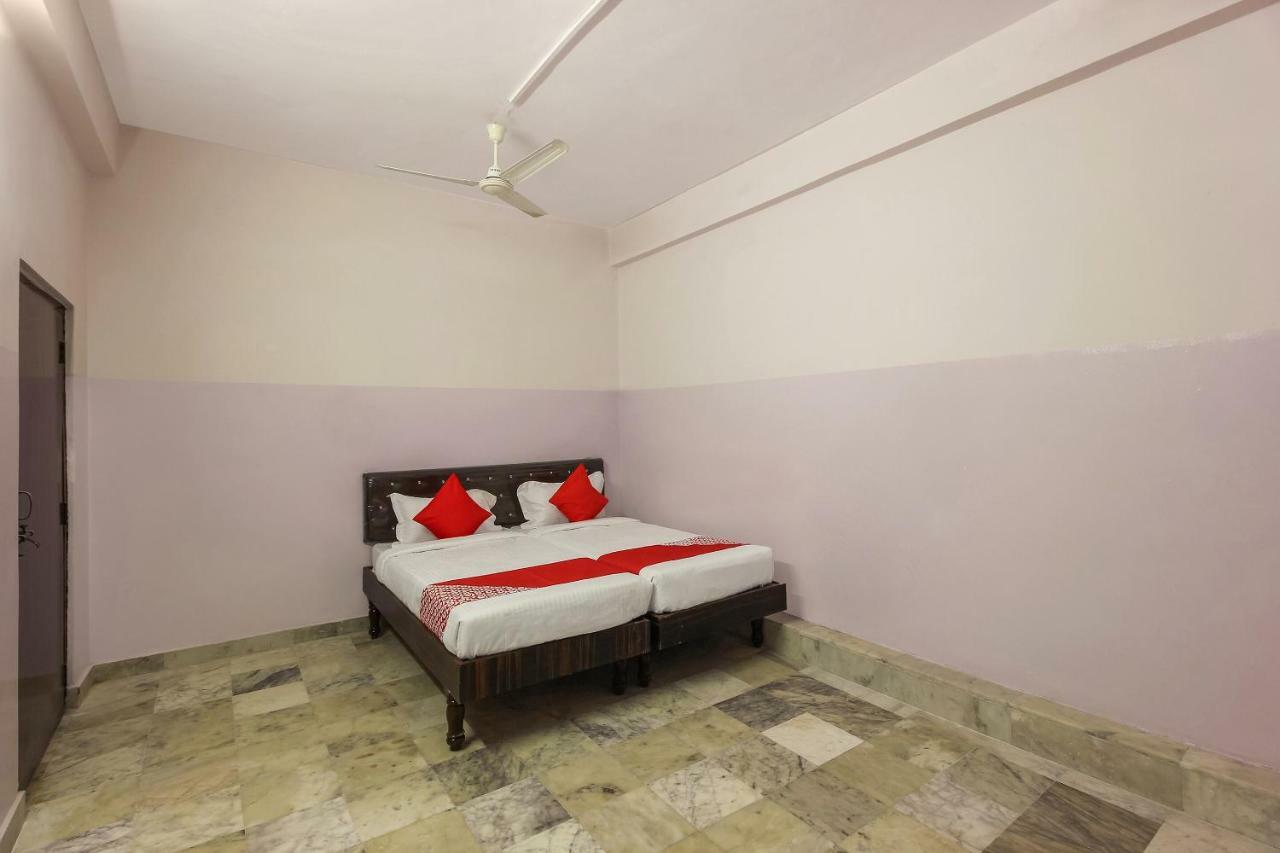 Oyo 22085 Raj Banjara White House Hotel 3*