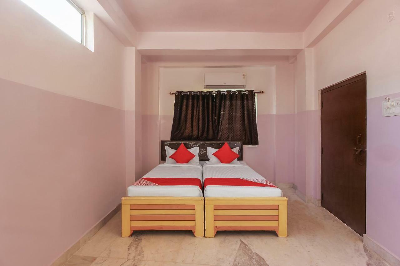 Oyo 22085 Raj Banjara White House Hotel
