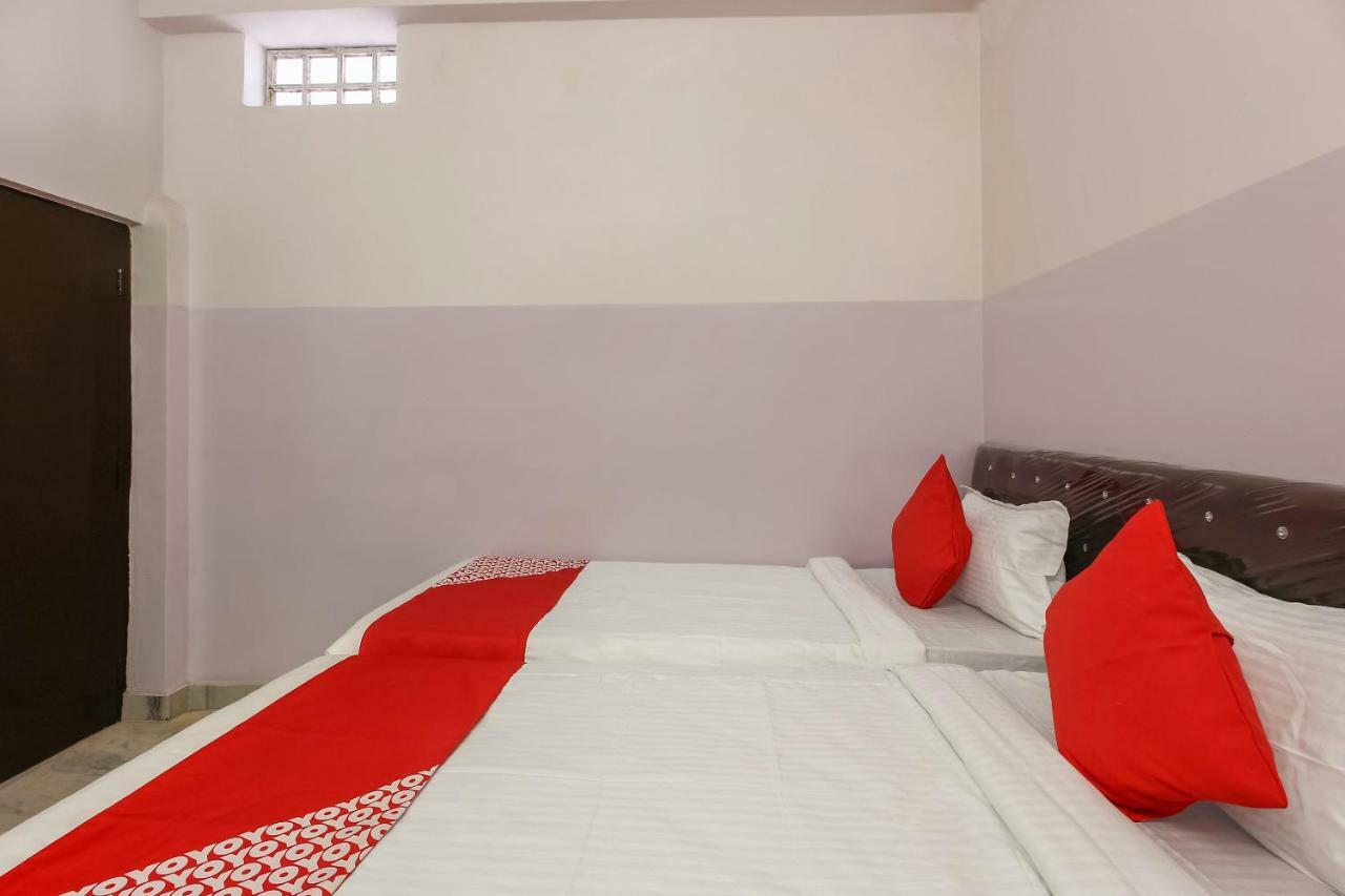 Oyo 22085 Raj Banjara White House Hotel